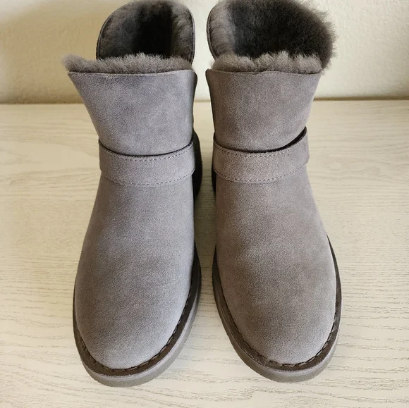 UGG Gray Winter Boots with Suede Finish - Picture 3 of 8